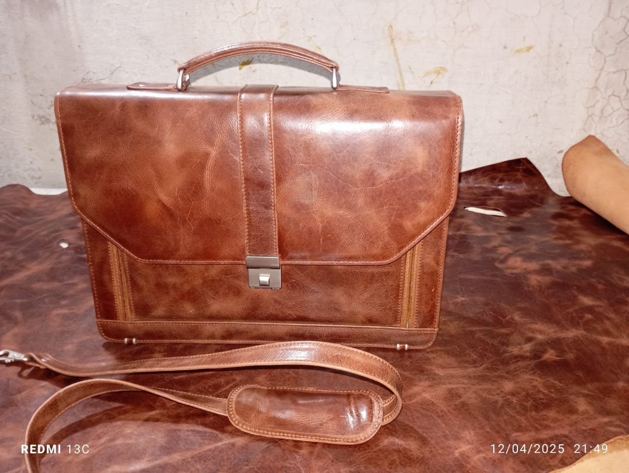 IMG-20250611-WA0035.jpg Leather Bag – Premium Craftsmanship, Timeless Design & Everyday Functionality - Image 1